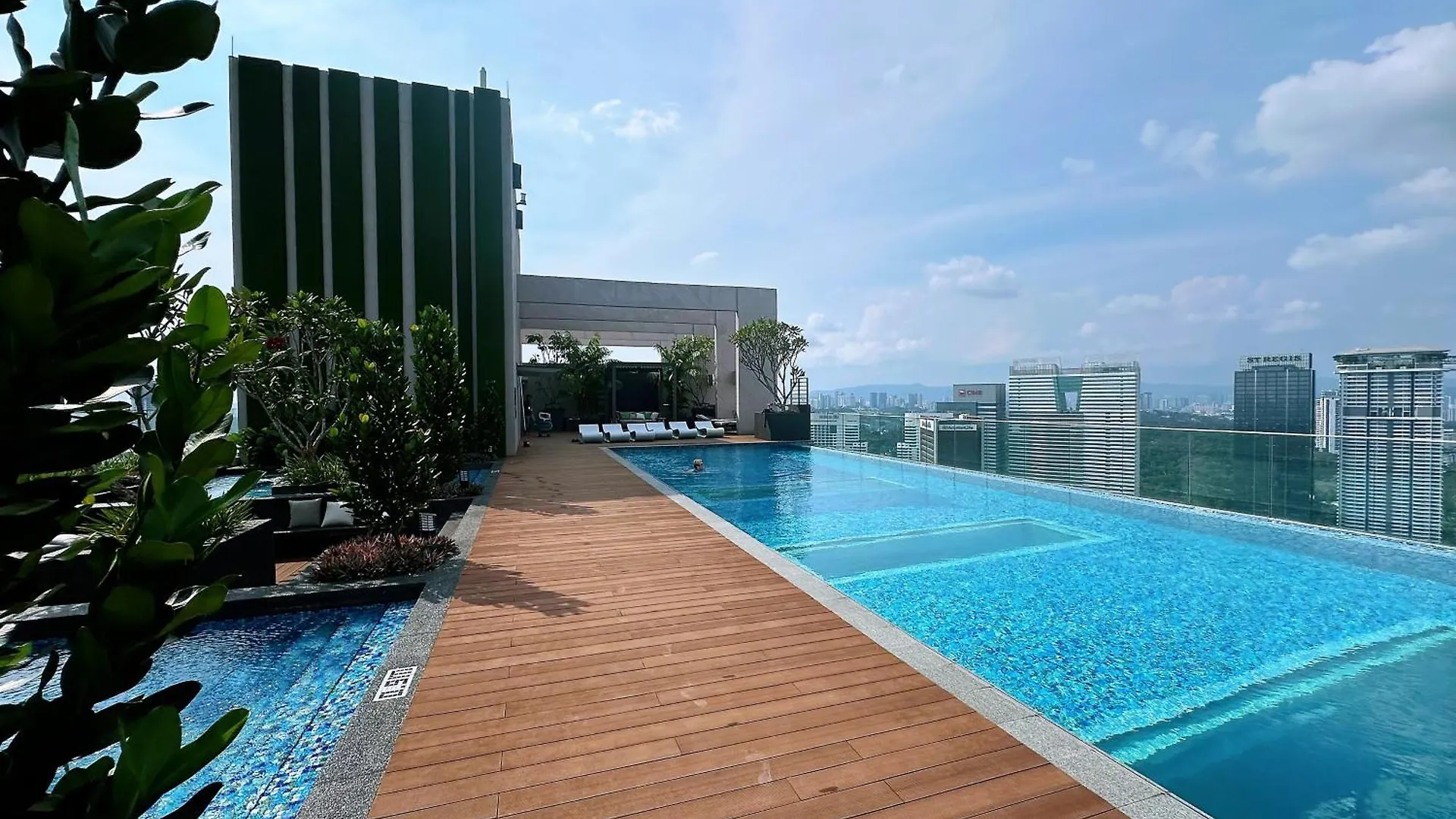 Kl Sentral Monorail 4 Pax Kuala Lumpur, Sky Pool Family Merdeka 118 Nice View